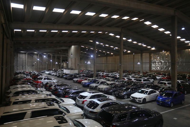 &copy; Reuters. Cars are parked at used autos platform Kavak in Mexico City, Mexico, August 25, 2020. Picture taken August 25, 2020. REUTERS/Edgard Garrido/Files