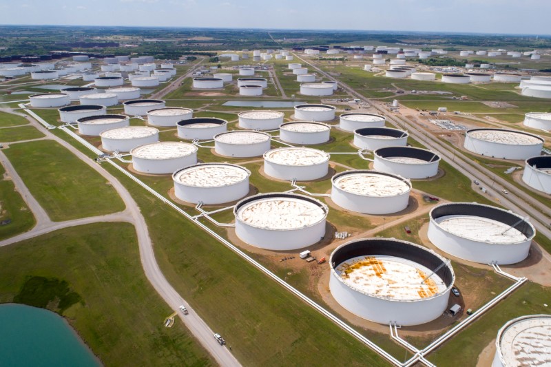 &copy; Reuters. لقطة من الجو لصهاريج تخزين النفط الخام في مركز كاشينج النفطي في كاشينج بولاية أوكلاهوما الأمريكية. صورة من أرشيف رويترز.