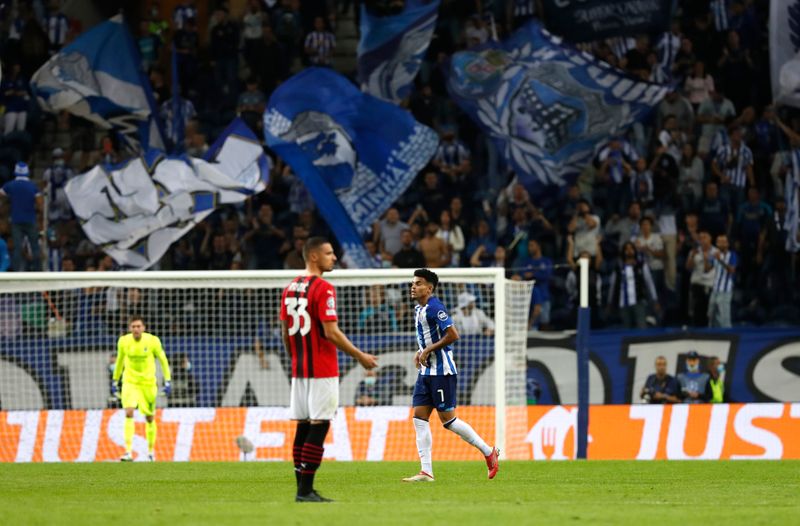 &copy; Reuters. لويس دياز يحتفل بتسجيل هدف الفوز لبورتو في مرمى ميلان في مباراتهما في المجموعة الثانية في دوري أبطال أوروبا لكرة القدم يوم الثلاثاء. تصوير: 