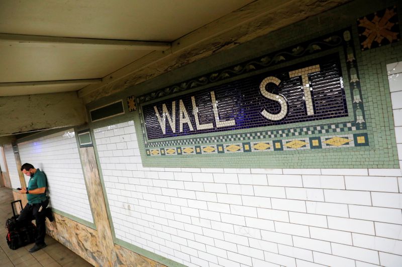 &copy; Reuters. La Bourse de New York a fini en hausse mardi. L'indice Dow Jones a gagné 0,56%. Le S&P-500, plus large, a pris 0,74%. Le Nasdaq Composite a avancé de son côté de 0,71%. /Photo prise le 20 août 2021/REUTERS/Andrew Kelly