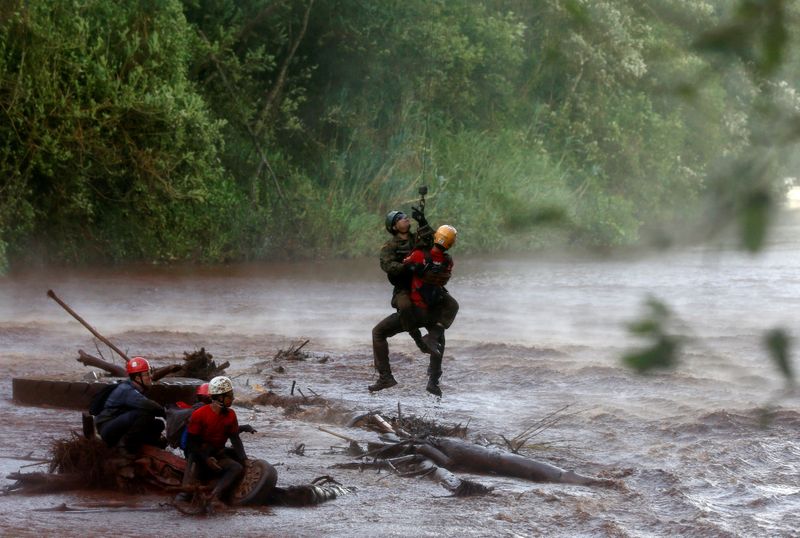 &copy; Reuters. FILE PHOTO: A soldier helps a member of a rescue team on Paraopeba River as they search for victims of a collapsed tailings dam owned by Brazilian mining company Vale SA, in Brumadinho, Brazil February 5, 2019. REUTERS/Adriano Machado