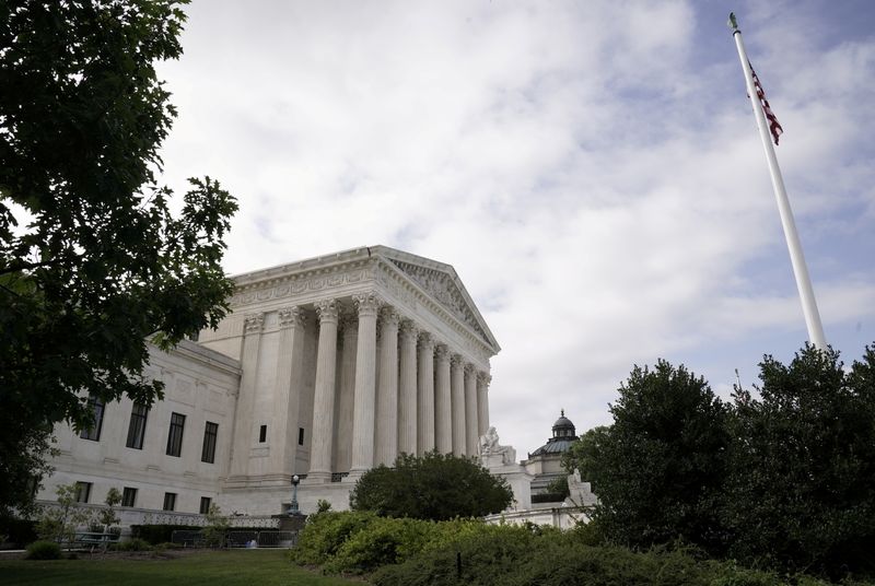 &copy; Reuters. FILE PHOTO: A general view of the U.S. Supreme Court building in Washington, D.C., U.S. June 25, 2021. REUTERS/Ken Cedeno/File Photo