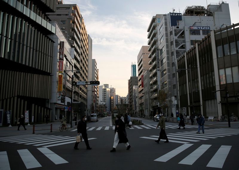 &copy; Reuters. 日本経済新聞など国内メディアは、東京都が１９日、新型コロナの感染対策を徹底した認証店を対象に、酒類提供を含めた時短要請を２４日の期限で解除する方針を固めたと報じた。写真は