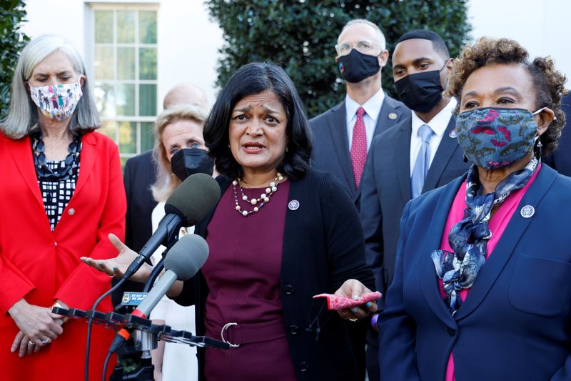 © Reuters. U.S. Representative Pramila Jayapal (D-WA), with Rep. Katherine Clark (D-MA), Rep. Debbie Dingell (D-MI), Rep. Jared Huffman (D-CA), Rep. Ritchie Torres (D-NY) and Rep. Barbara Lee (D-CA), leads a group of Democratic members of Congress out of the West Wing to speak to reporters after meeting with President Joe Biden about infrastructure legislation at the White House in Washington, U.S. October 19, 2021.  REUTERS/Jonathan Ernst