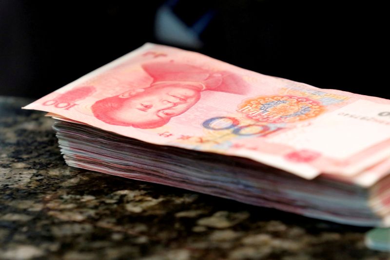 &copy; Reuters.     ２０日序盤の取引で中国人民元が対ドルで上昇。写真は１００人民元札、２０１６年３月撮影（２０２１年　ロイター／Kim Kyung-Hoon）