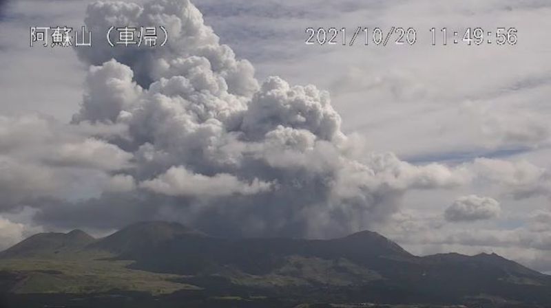&copy; Reuters. 　気象庁は２０日午前１１時４３分ごろ、阿蘇山で噴火が発生したと発表した。写真は気象庁提供（２０２１年　ロイター）
