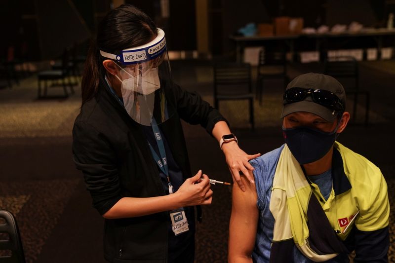&copy; Reuters. 　１０月２０日、オーストラリアのビクトリア州は、ニューサウスウェールズ州（ＮＳＷ）から訪れる人について、新型コロナウイルスのワクチン接種を条件に隔離義務を廃止した。写真は