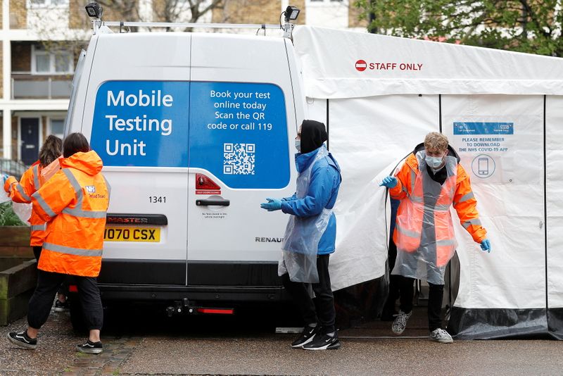 &copy; Reuters. FILE PHOTO: NHS workers are seen next to a coronavirus disease (COVID-19) mobile testing unit in Tower Hamlets, London, Britain, May 2, 2021. REUTERS/Peter Nicholls