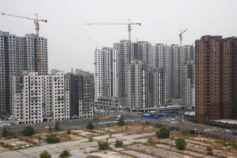 &copy; Reuters. FOTO DE ARCHIVO: Varios bloques de viviendas en fase de construcción en Pekín, China, el 27 de septiembre de 2018. REUTERS/Thomas Peter
