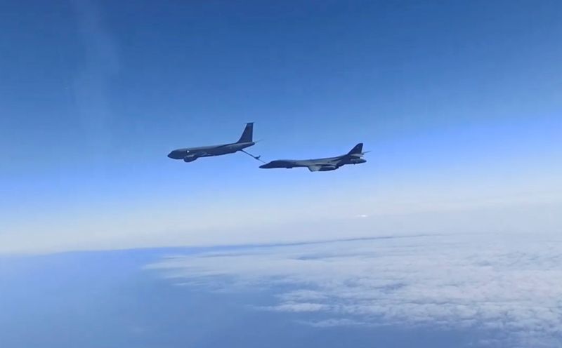 &copy; Reuters. A view from a Russian Sukhoi Su-30 fighter jet shows, what the Russian Defence Ministry identified as a U.S. B-1B strategic bomber and KC-135 military refueling aircraft flying over the Black Sea, in this still image taken from video released on October 2