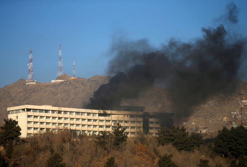 © Reuters. دخان يتصاعد من فندق إنتركونتننتال خلال هجوم في كابول بصورة من أرشيف رويترز.