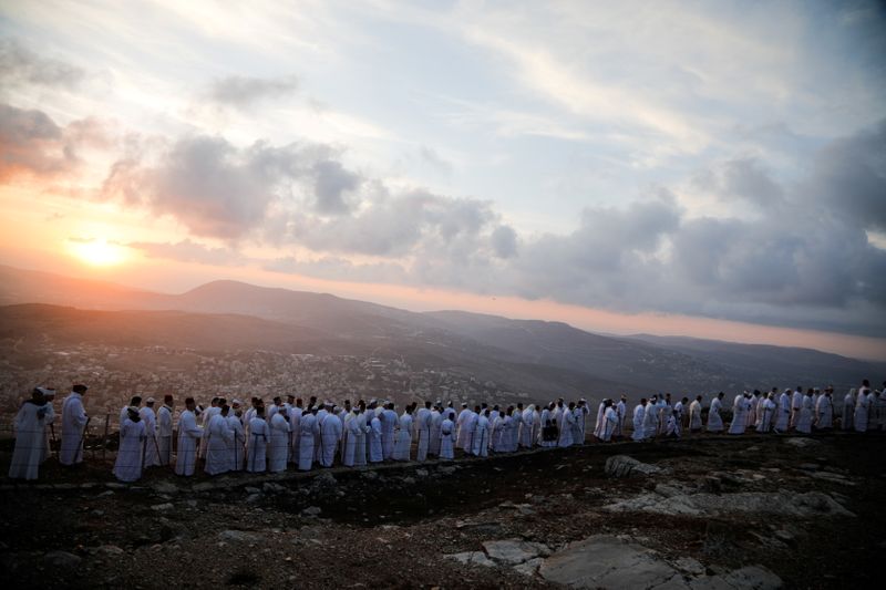 &copy; Reuters. أبناء الطائفة السامرية يشاركون في الحج على جبل جرزيم جنوبي مدينة نابلس بالضفة الغربية يوم الأربعاء. تصوير: رنين صوافطة - رويترز