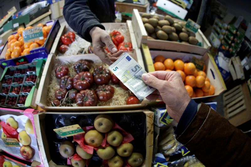 &copy; Reuters. FOTO DE ARCHIVO: Un comprador paga con un billete de cinco euros en un mercado en Niza, Francia, el 3 de abril de 2019. REUTERS/Eric Gaillard