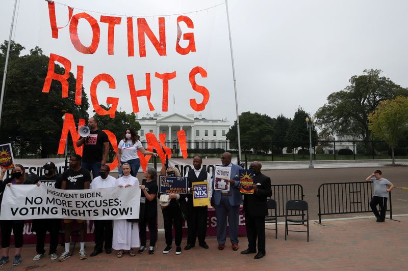 &copy; Reuters. FILE PHOTO: People protest for voting rights in Lafayette Park outside of the White House in Washington, U.S., October 5, 2021. REUTERS/Leah Millis
