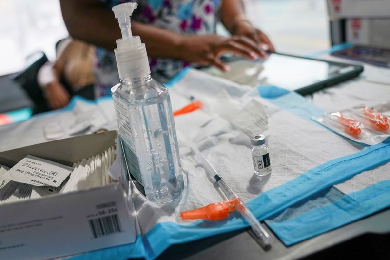 &copy; Reuters. FILE PHOTO: A nurse prepares to administer a dose of the Pfizer-BioNTech vaccine for the coronavirus disease (COVID-19), at a mobile inoculation site in the Bronx borough of New York City, New York, U.S., August 18, 2021.  REUTERS/David 'Dee' Delgado