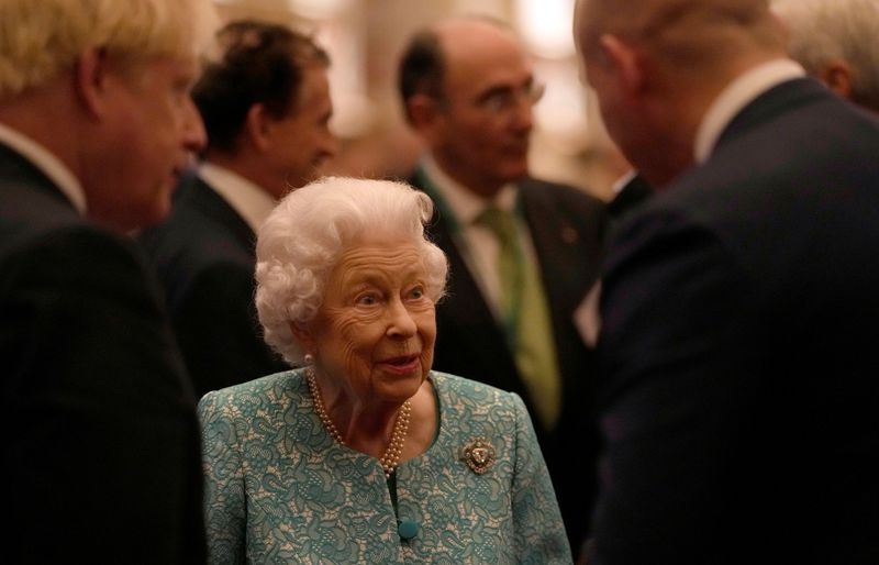 &copy; Reuters. Britain's Queen Elizabeth and Prime Minister Boris Johnson greet guests at a reception for the Global Investment Summit in Windsor Castle, Windsor, Britain, October 19, 2021. Alastair Grant/Pool via REUTERS