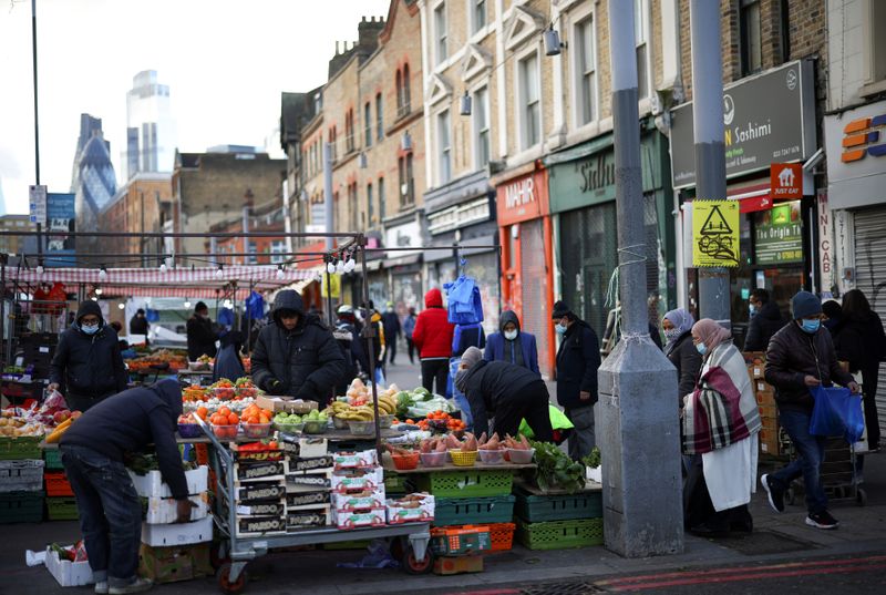 &copy; Reuters. Pessoas fazem compras em uma barraca de mercado no leste de Londres, Grã-Bretanha, 23 de janeiro de 2021. REUTERS/Henry Nicholls