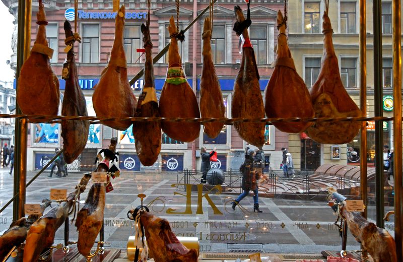 &copy; Reuters. FILE PHOTO: Cuts of imported meat hang in the window of a delicatessen in St.Petersburg February 8, 2013. REUTERS/Alexander Demianchuk