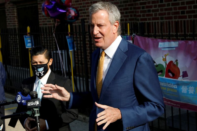 &copy; Reuters. 米紙ウォールストリート・ジャーナル（ＷＳＪ）は２０日、ニューヨーク市が、市の職員全員に対し、新型コロナウイルスワクチンの接種を義務付けると報じた。デブラジオ市長、昨年９月