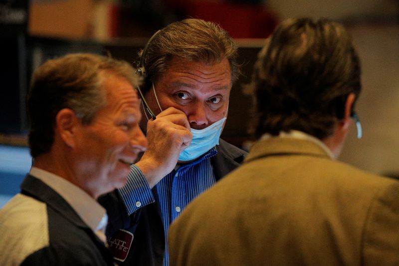 &copy; Reuters. Traders work on the floor of the New York Stock Exchange (NYSE) in New York City, U.S., October 18, 2021.  REUTERS/Brendan McDermid