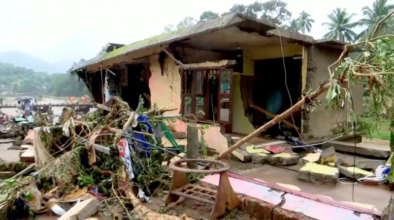 &copy; Reuters. Casa danificada pelas fortes chuvas em Kottayam, na Índia
18/10/2021 Reuters TV/ANI/Escritório de Relações Públicas do governo de Kerala/Divulgação via REUTERS