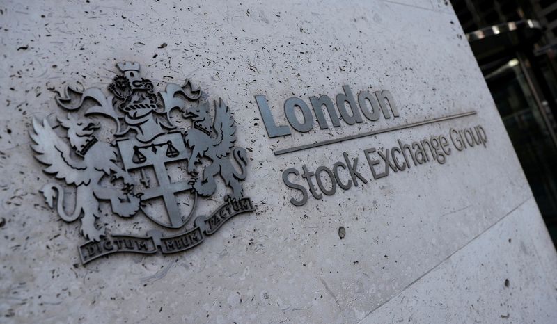 &copy; Reuters. Imagen de archivo de un letrero en la entrada de la Bolsa de Valores de Londres en Londres, Reino Unido. 23 de agosto, 2018. REUTERS/Peter Nicholls