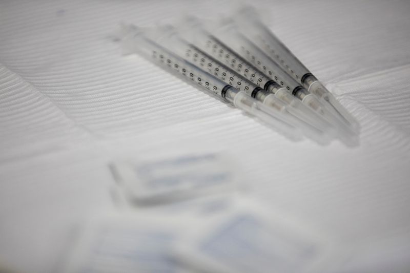 &copy; Reuters. FILE PHOTO: Syringes filled with the Pfizer-BioNTech vaccine sit on table during  vaccine clinic in Southfield, Michigan, U.S., September 29, 2021.  REUTERS/Emily Elconin