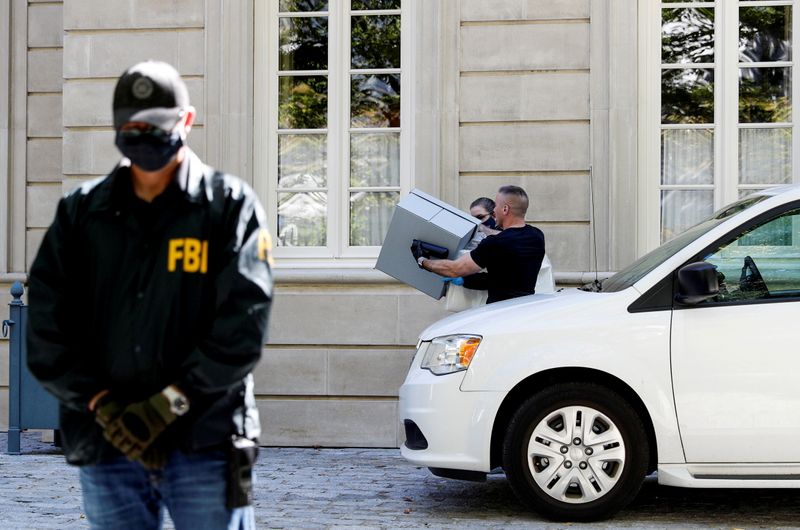 &copy; Reuters. FILE PHOTO: FBI agents carry items as an agent stands watch during the U.S. law enforcement agency's raid at Russian oligarch Oleg Deripaska's home in Washington, U.S., October 19, 2021. REUTERS/Tom Brenner