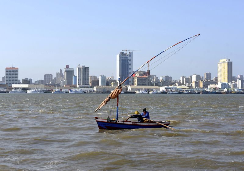 &copy; Reuters. FILE PHOTO: Traditional fishing boat sails as Mozambique's tuna fleet sits in dock beneath Maputo's skyline, in this picture taken August 15, 2015. REUTERS/Grant Lee Neuenburg 