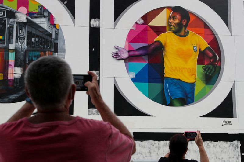 &copy; Reuters. People take pictures of a mural depicting Brazilian soccer legend Pele in Santos, Brazil October 20, 2020. REUTERS/Amanda Perobelli/Files