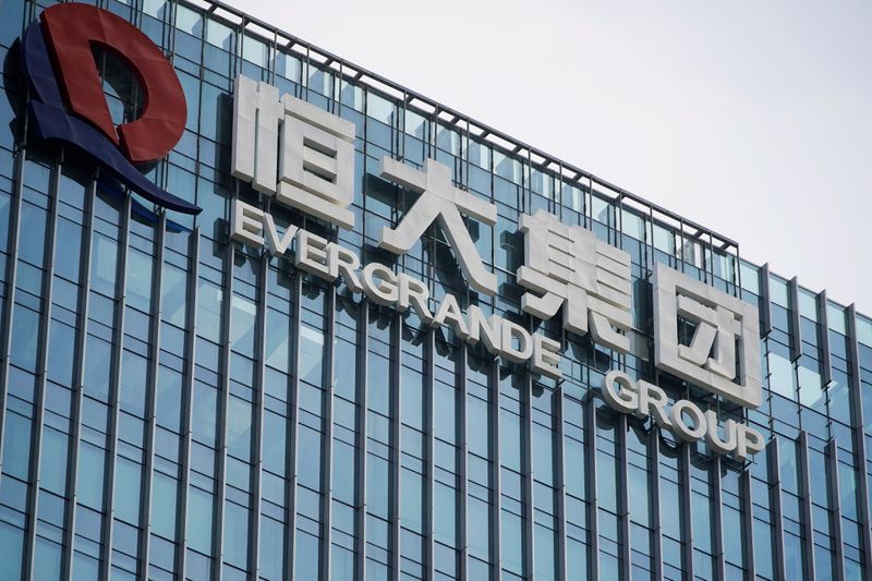 &copy; Reuters. FILE PHOTO: The company logo is seen on the headquarters of China Evergrande Group in Shenzhen, Guangdong province, China September 26, 2021. REUTERS/Aly Song/File Photo