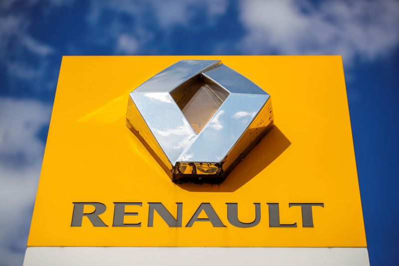 &copy; Reuters. FOTO DE ARCHIVO: El logotipo del fabricante de automóviles Renault en un concesionario en París, Francia, 15 de agosto de 2021. REUTERS/Sarah Meyssonnier