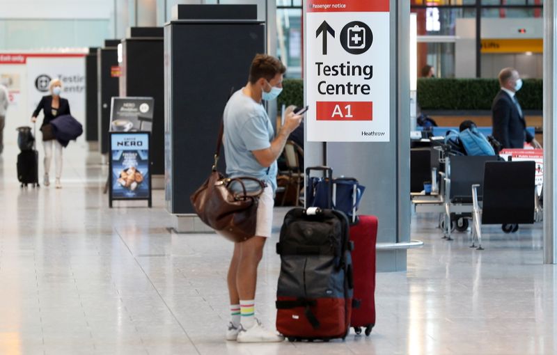 © Reuters. Centro de testagem no aeroporto de Heathrow, Londres
 2/8/2021  REUTERS/Peter Nicholls
