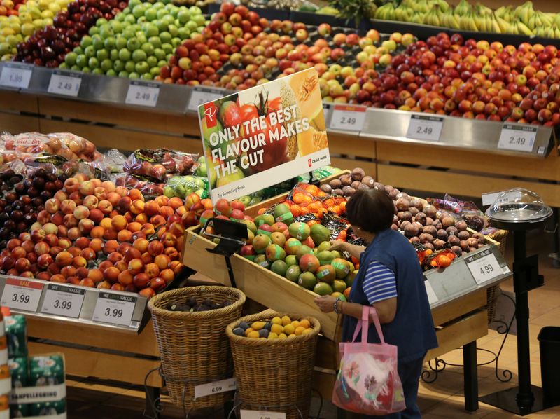 &copy; Reuters. Consumidora faz compras em supermercado de Collingwood, no Canadá
28/07/2017
REUTERS/Chris Helgren