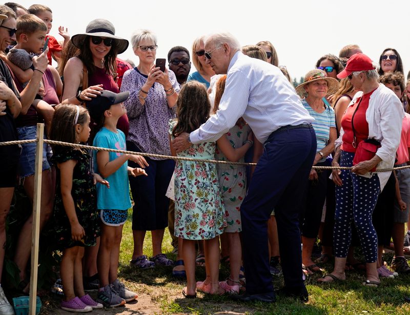 &copy; Reuters. Foto de archivo ilustrativa del presidente de EEUU, Joe Biden, abrazando niños en un acto en King Orchards, Central Lake, Michigan
Jul 3, 2021.  REUTERS/Joshua Roberts