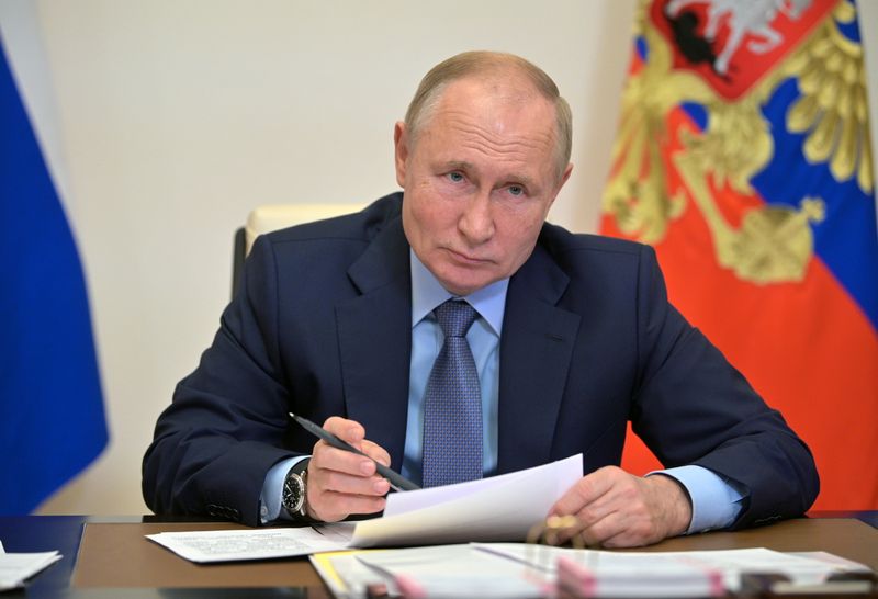 &copy; Reuters. الرئيس الروسي فلاديمير بوتين خلال اجتماع في موسكو يوم الأربعاء. صورة حصلت عليها رويترز