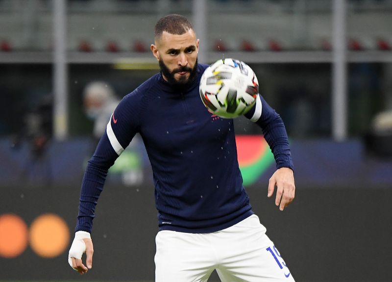 &copy; Reuters. Karim Benzema se aquece antes de partida entre França e Espanha pela Liga das Nações da Uefa
10/10/2021 REUTERS/Alberto Lingria