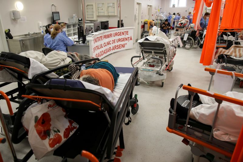 &copy; Reuters. FILE PHOTO: Medical professionals assist coronavirus disease (COVID-19) patients in the overcrowded intensive care unit at the Emergency Hospital "Bagdasar-Arseni", in Bucharest, Romania, October 19, 2021. Inquam Photos/Octav Ganea via REUTERS 