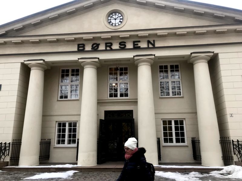 © Reuters. Mulher passa pelo prédio da Bolsa de Valores de Oslo em Oslo, Noruega
12/02/2019. 
REUTERS/Gwladys Fouche