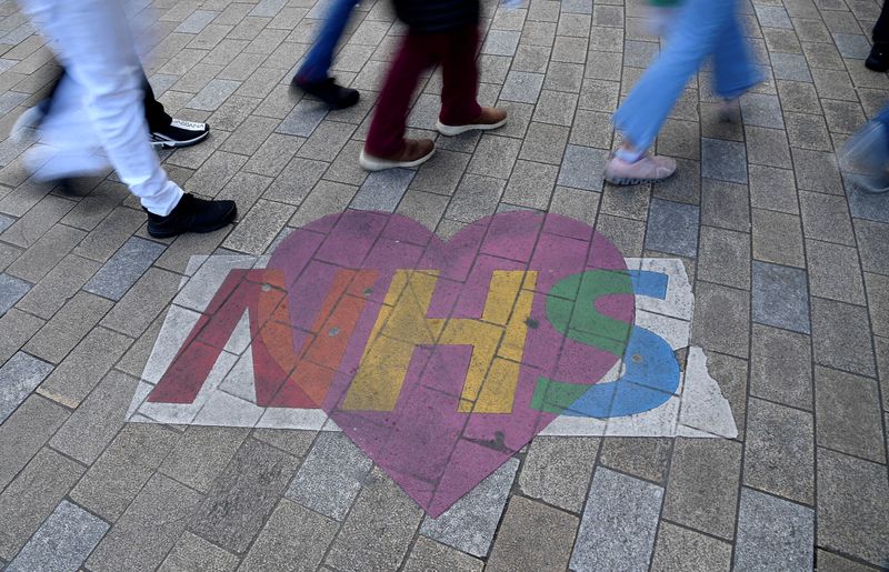 © Reuters. Shoppers walk past a mural denoting appreciation for the UK National Health Service, amidst the spread of the coronavirus disease (COVID-19) pandemic, Oxford Street in London, Britain, October 20, 2021. REUTERS/Toby Melville