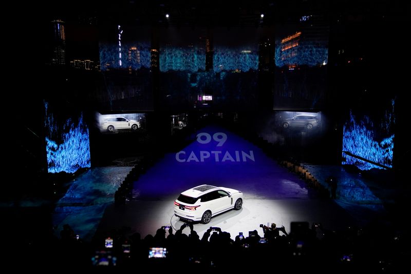 © Reuters. A Lynk & Co 09 Captain SUV is seen during a launch ceremony in Shanghai, China October 20, 2021. REUTERS/Aly Song