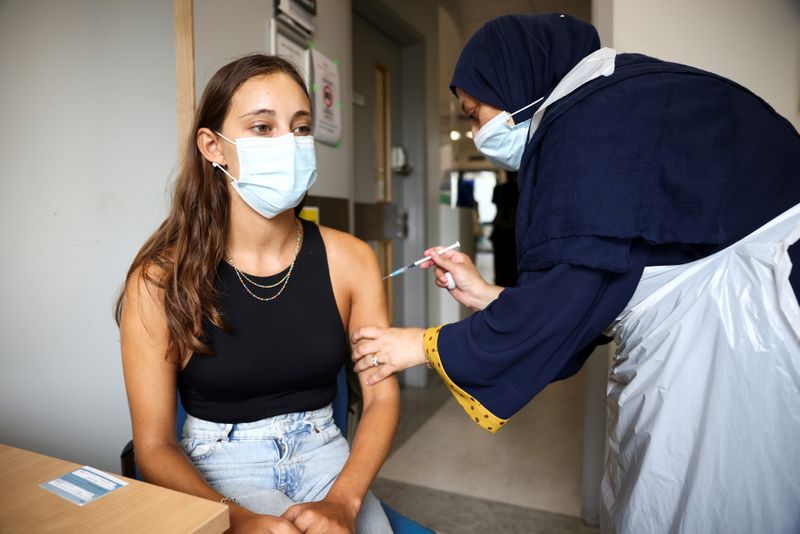 &copy; Reuters. امرأة تتلقى جرعة من عقار فايزر بيونتيك في مستشفى في لندن في الأول من أغسطس اب 2021. تصوير:رويترز.