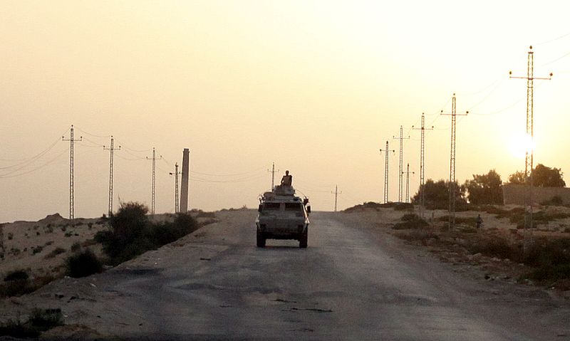 &copy; Reuters. مركبة عسكرية مصرية تسير على طريق في شمال سيناء. صورة من أرشيف رويترز.