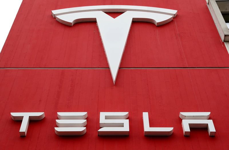 &copy; Reuters. FILE PHOTO: FILE PHOTO: The logo of car manufacturer Tesla is seen at a branch office in Bern, Switzerland October 28, 2020. REUTERS/Arnd Wiegmann/File Photo/File Photo