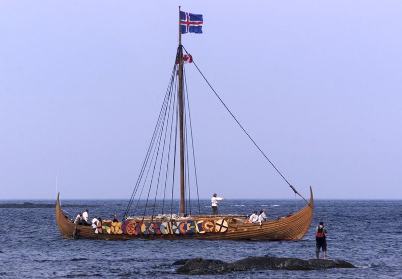 &copy; Reuters. Turista toma fotos de réplica de barco vikingo Islendingur a su llegada a L'Anse aux Meadows, Terranova, Canadá, 28 julio 2000.  