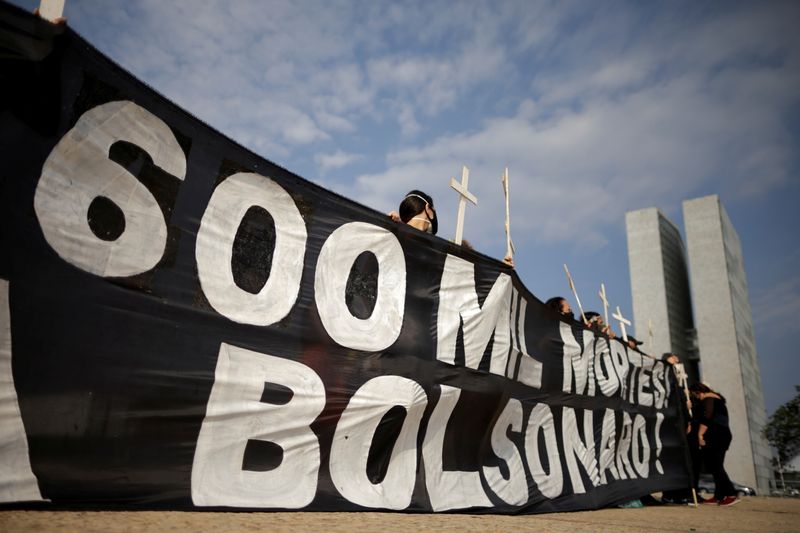 &copy; Reuters. Protesto contra o presidente Jair Bolsonaro lembra a marca de 600 mil mortes no Brasil pela Covid-19
08/10/2021
REUTERS/Ueslei Marcelino