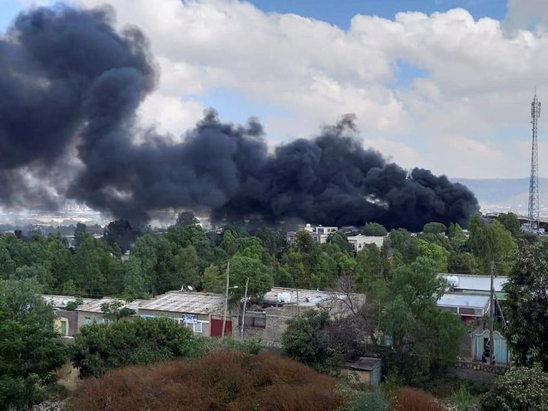 © Reuters. دخان يتصاعد من موقع ضربة جوية في مقلى عاصمة إقليم تيجراي في شمال إثيوبيا يوم الأربعاء. تصوير: رويترز. يحظر إعادة بيع الصورة أو الاحتفاظ بها في أرشيف.