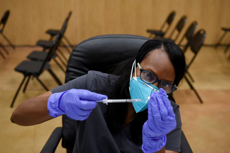 &copy; Reuters. FILE PHOTO: A healthcare worker prepares doses of the coronavirus disease (COVID-19) vaccine following Republican Governor Greg Abbott's ban on COVID-19 vaccine mandates by any entity, including private employers, at Acres Home Multi-Service Center in Hou