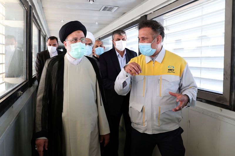 &copy; Reuters. Le président iranien Ebrahim Raïssi (à gauche) visite la centrale nucléaire de Bushehr, en Iran. L'émissaire spécial américain pour l'Iran, Rob Malley, rencontrera vendredi à Paris de hauts diplomates de l'E3, les trois pays européens signataires