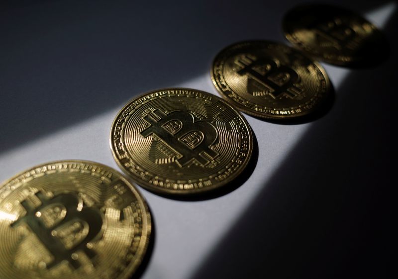 © Reuters. FILE PHOTO: A representation of the virtual cryptocurrency Bitcoin is seen in this picture illustration taken October 19, 2021. REUTERS/Edgar Su